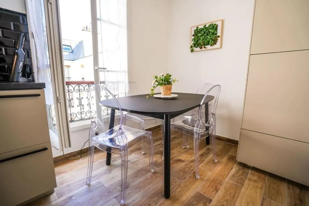 Tranquil Retreat In The 16th Arrondissement פריז